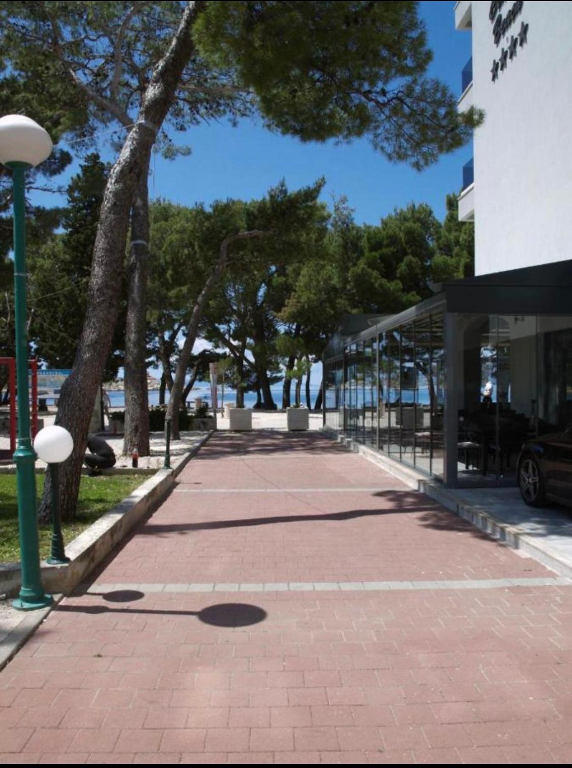 J&B - Beachside Studio Apartment Makarska Exterior photo