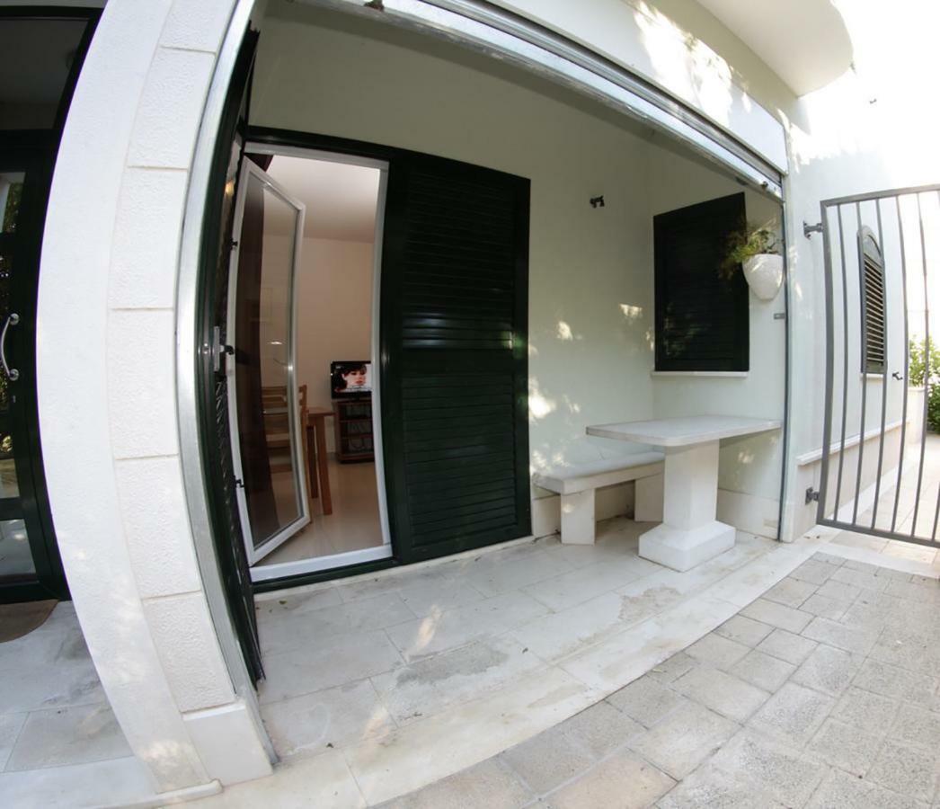 J&B - Beachside Studio Apartment Makarska Exterior photo